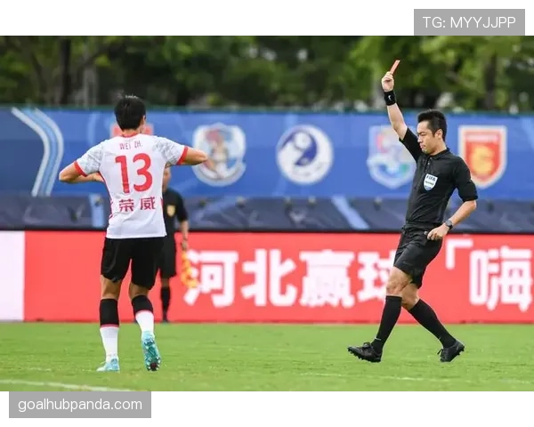 守门员犯规判罚要点：禁区内点球与红牌判定标准